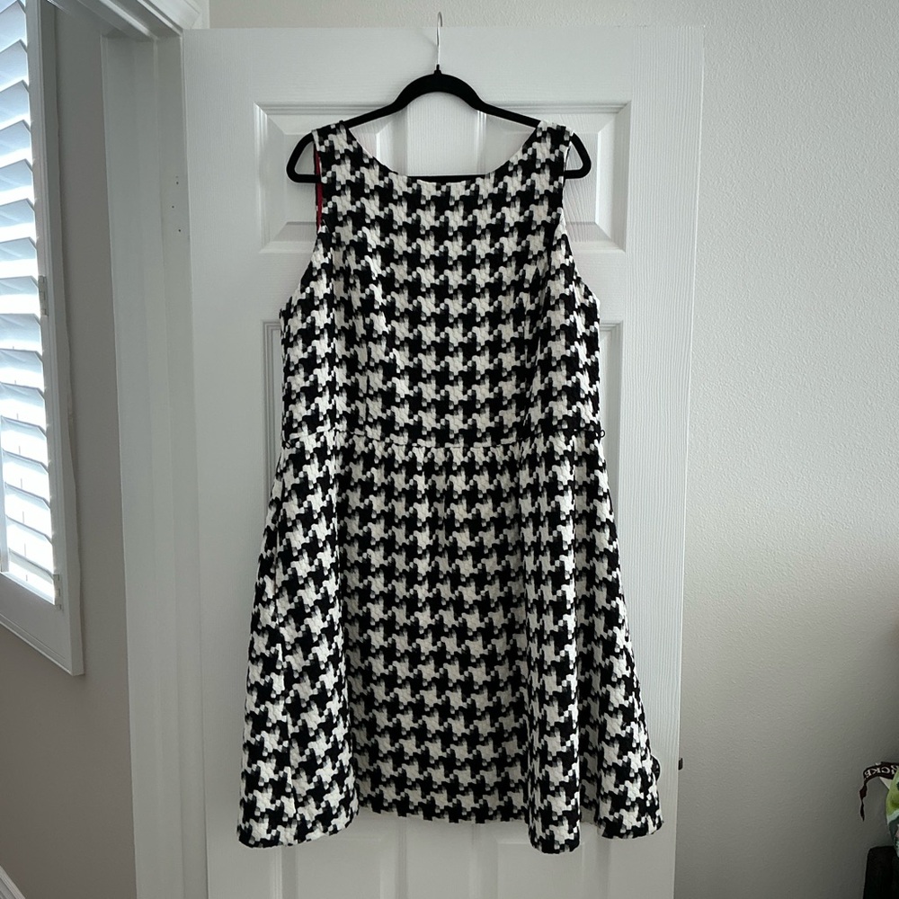 Jessica Simpson Black and White Houndstooth Midi Dress